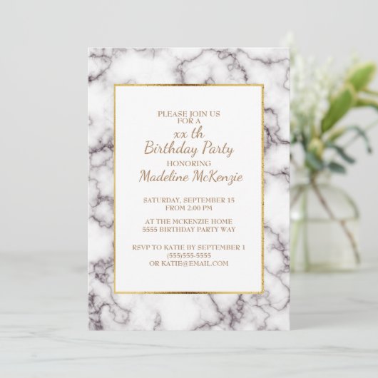 White Grey Marble Gold Trim Birthday Party Invite Kaart (Staand voorkant)