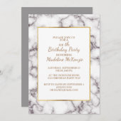 White Grey Marble Gold Trim Birthday Party Invite Kaart (Voorkant / Achterkant)