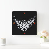 WHITE GRIFFINS EN STROMEN, Red Ruby Gem Stone Vierkante Klok (Huis)