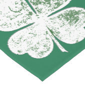 White Grungy four-Leaf Clover op Green Ground Korte Tafelloper (Hoek)