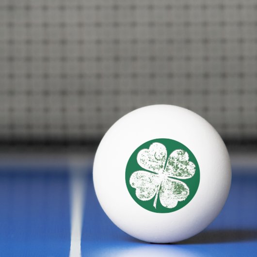 White Grungy four-Leaf Clover op Green Ground Pingpongbal (Net)