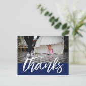 White Hand Lettered Bedankt Fun Photo Weddenschap Briefkaart (Staand voorkant)