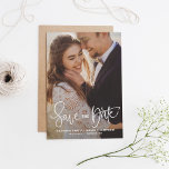 White  hand Lettering Foto opslaan Datum II Save The Date<br><div class="desc">Een elegante en moderne verticale foto bespaart de datum platte kaart met moderne kalligrafie met kleurrijk confetti patroon. Personaliseer dit sparen de datumaankondiging door uw eigen foto en details toe te voegen. Vergelijkbare objecten zijn beschikbaar in mijn winkel.</div>
