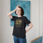 White Happy 50th Birthday-I's Party Gold Text T-shirt<br><div class="desc">Het moderne typografische ontwerp is perfect: ik ben de partij in gouden glittertextuur die aanpasbare tekst afdrukt in gouden en gouden glitter-lijst. Witte achtergrond die je kunt veranderen. Fijne 50ste verjaardag of voor elke feestelijke gelegenheid.</div>