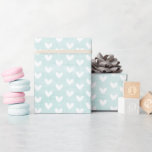 White Hearts op Bleek groen linnen Cadeaupapier<br><div class="desc">Voeg een vleugje zoetheid toe aan elk geschenk met dit White Hearts on Linen Wrapping Paper,  met een zachte,  rustieke achtergrond en een charmant hartpatroon. Perfect voor bruiloften,  jubilea en oprechte gelegenheden!</div>