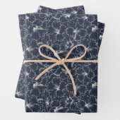 White Hibiscus Floral on Navy Blue Inpakpapier Vel (In situ)