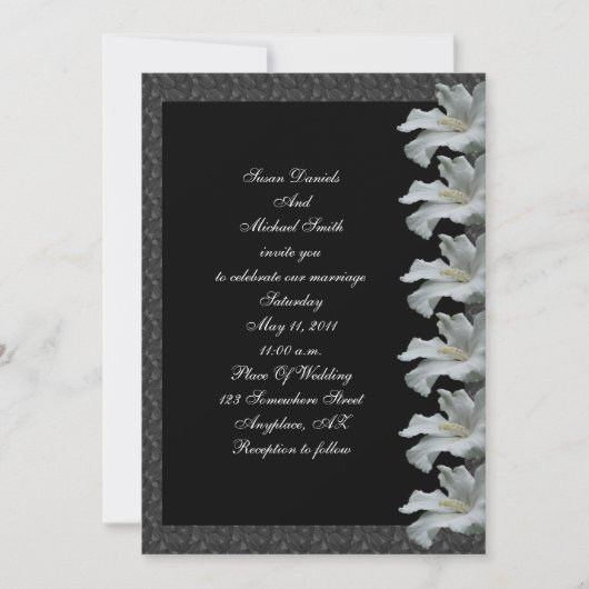 White Hibiscus Flower Black Wedding Invite Kaart (Voorkant)