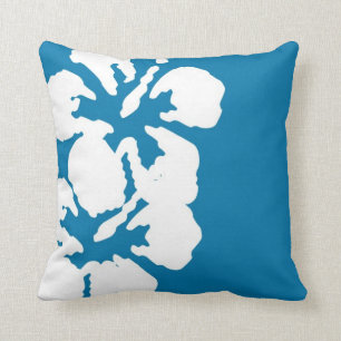 White Hibiscus Flowers Design on Blue Sierkussen