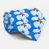 White Hibiscus on Blue Painting Stropdas (Opgerold)