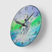 White Horse die op een strand klok loopt (Hoek)