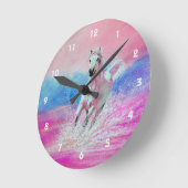 White Horse die op een strand klok loopt (Hoek)