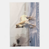 White Horse Galloping Through the Winter Snow Theedoek (Verticaal)