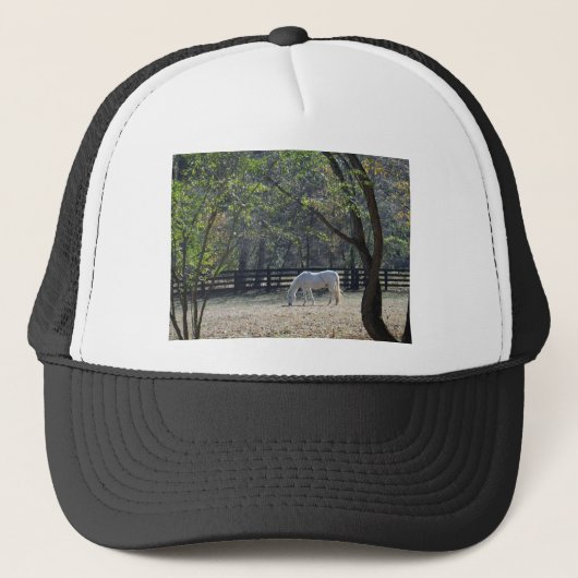 White Horse in bomen Trucker Pet (Voorkant)