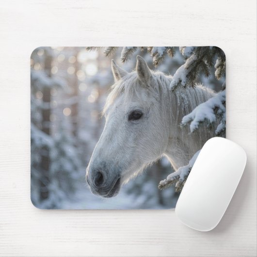 White Horse In Snowy Pine Tree Muismat (Met muis)