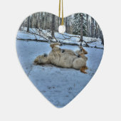 White Horse Rolling in Winter Snow Keramisch Ornament (Rechts)