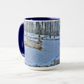 White Horse Rolling in Winter Snow Mok (Voorkant links)