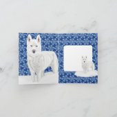 White Husky tegen sneeuwvlokken en donkerblauwe he Kaart (Binnen)