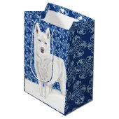 White Husky tegen sneeuwvlokken en donkerblauwe he Medium Cadeauzakje (Voorkant Gekanteld)