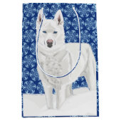 White Husky tegen sneeuwvlokken en donkerblauwe he Medium Cadeauzakje (Voorkant)
