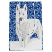 White Husky tegen sneeuwvlokken en donkerblauwe he Medium Cadeauzakje (Achterkant)