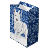 White Husky tegen sneeuwvlokken en donkerblauwe he Medium Cadeauzakje (Achterkant Gekanteld)