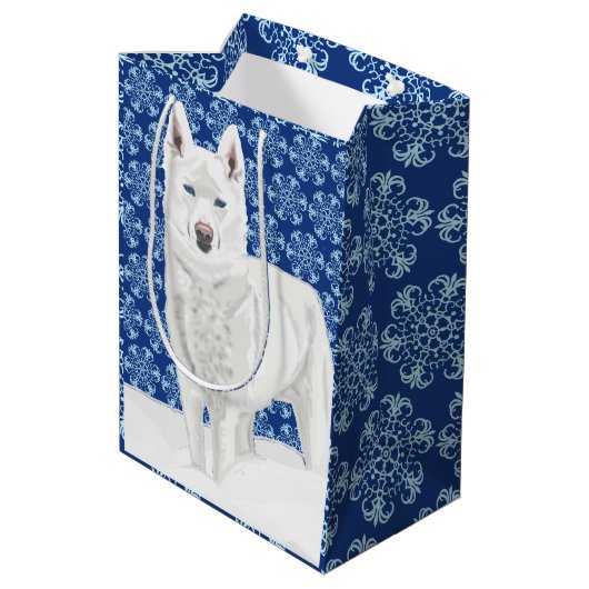 White Husky tegen sneeuwvlokken en donkerblauwe he Medium Cadeauzakje (Achterkant Gekanteld)
