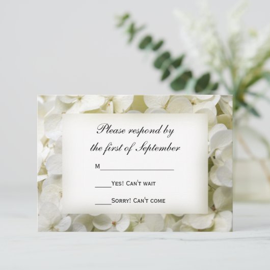 White Hydrangea Floral Wedding RSVP Kaart (Staand voorkant)