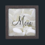 White Hydrangea "Mam" Premium Gift Box Premium Opbergdoosje<br><div class="desc">De foto is van een witte hydrangeenbloem.  Pas dit geschenk aan om een naam of een verandering toe te voegen om "zus",  "bruid" enz. te zeggen.</div>