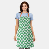 White Irish Shamrock Pattern over Light Green Schort (Gedragen)
