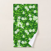 White Jasmine onder groene bladeren Bad Handdoek (Handdoek)