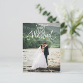 White Just Married Lettering Photo Wedding Aankondigingskaart (Staand voorkant)
