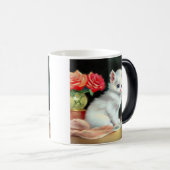  White Kitten Illustratie met Red Flowers Magische Mok (Voorkant rechts)