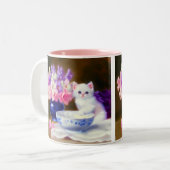 White Kitten met Paars lintje Tweekleurige Koffiemok (Voorkant links)