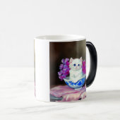 White Kitten met roze bloemen Magische Mok (Voorkant rechts)