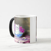 White Kitten met roze bloemen Magische Mok (Voorkant links)