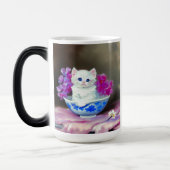 White Kitten met roze bloemen Magische Mok (Links)