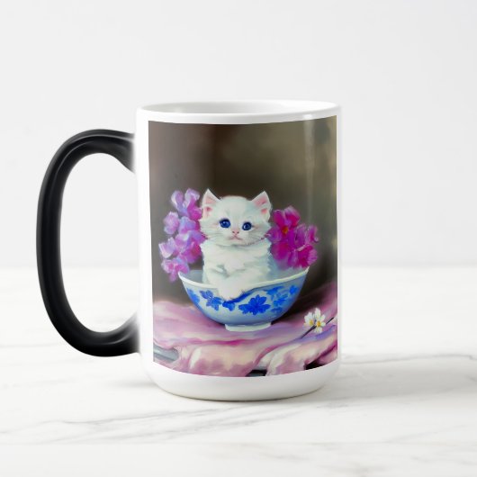  White Kitten met roze bloemen Magische Mok (Links)