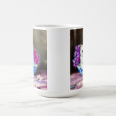  White Kitten met roze bloemen Magische Mok (Midden)