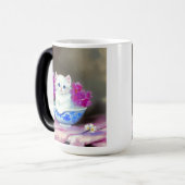  White Kitten met roze bloemen Magische Mok (Voorkant links)