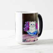  White Kitten met roze bloemen Magische Mok (Voorkant rechts)