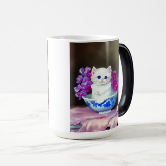  White Kitten met roze bloemen Magische Mok (Voorkant rechts)