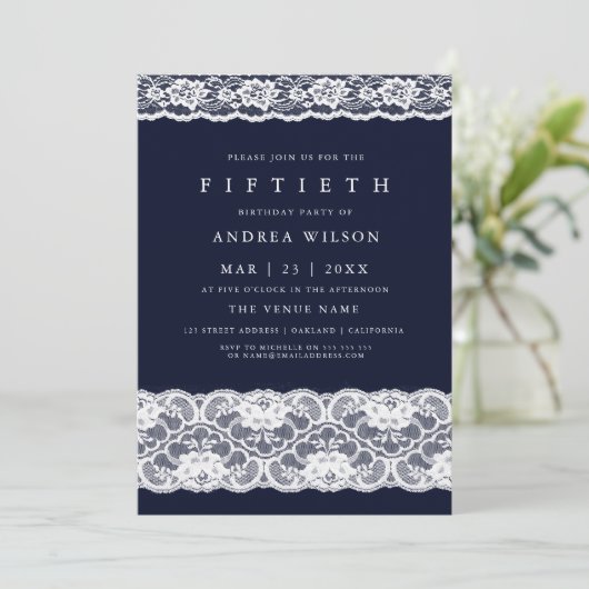 White Lace Elegant Navy Blue 50th Birthday Invite Kaart (Staand voorkant)
