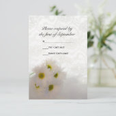 White Lace en Daisies Wedding RSVP Kaartje (Staand voorkant)