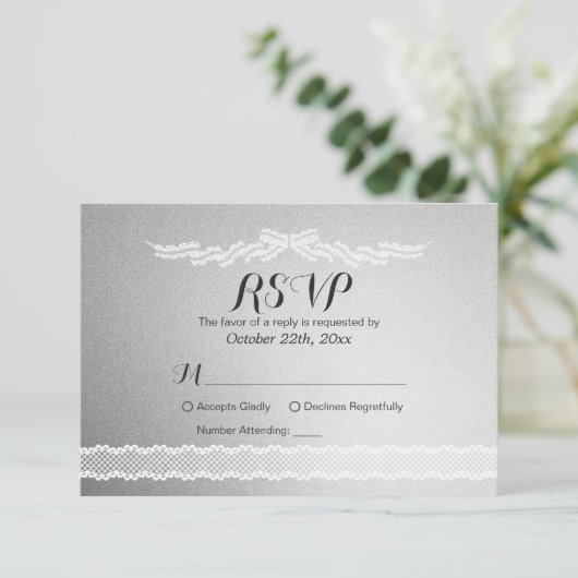 White Lace en Silver Background Wedding RSVP Kaart (Staand voorkant)