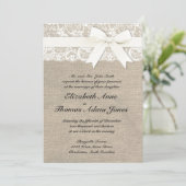 White Lace look Rustic Burlap Wedding Invitation Kaart (Staand voorkant)