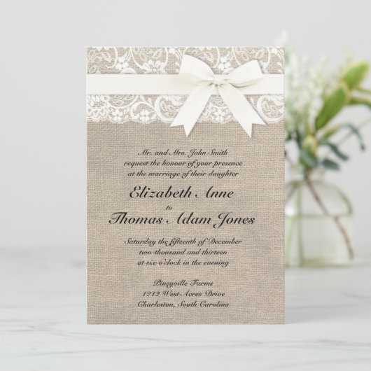 White Lace look Rustic Burlap Wedding Invitation Kaart (Staand voorkant)