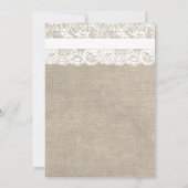 White Lace look Rustic Burlap Wedding Invitation Kaart (Achterkant)