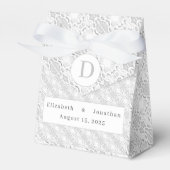 White Lace Monogrammed Wedding Bedankdoosjes (Voorkant Zijde)