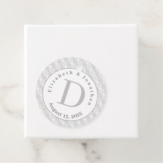 White Lace Monogrammed Wedding Bedankjes Labels (In situ)