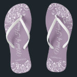 White Lace on Dusty Paars Maid of Honor Wedding Teenslippers<br><div class="desc">Deze mooie bruiloft teenslippers zijn een geweldige manier om je meid van eer te bedanken en te herkennen en tegelijkertijd haar voeten te redden. Biedt een elegant ontwerp met een witte, blote, lila, of lavender gekleurde achtergrond op een stoffige paarse, of lavender achtergrond. Het elegante script leest Maid of Honor...</div>